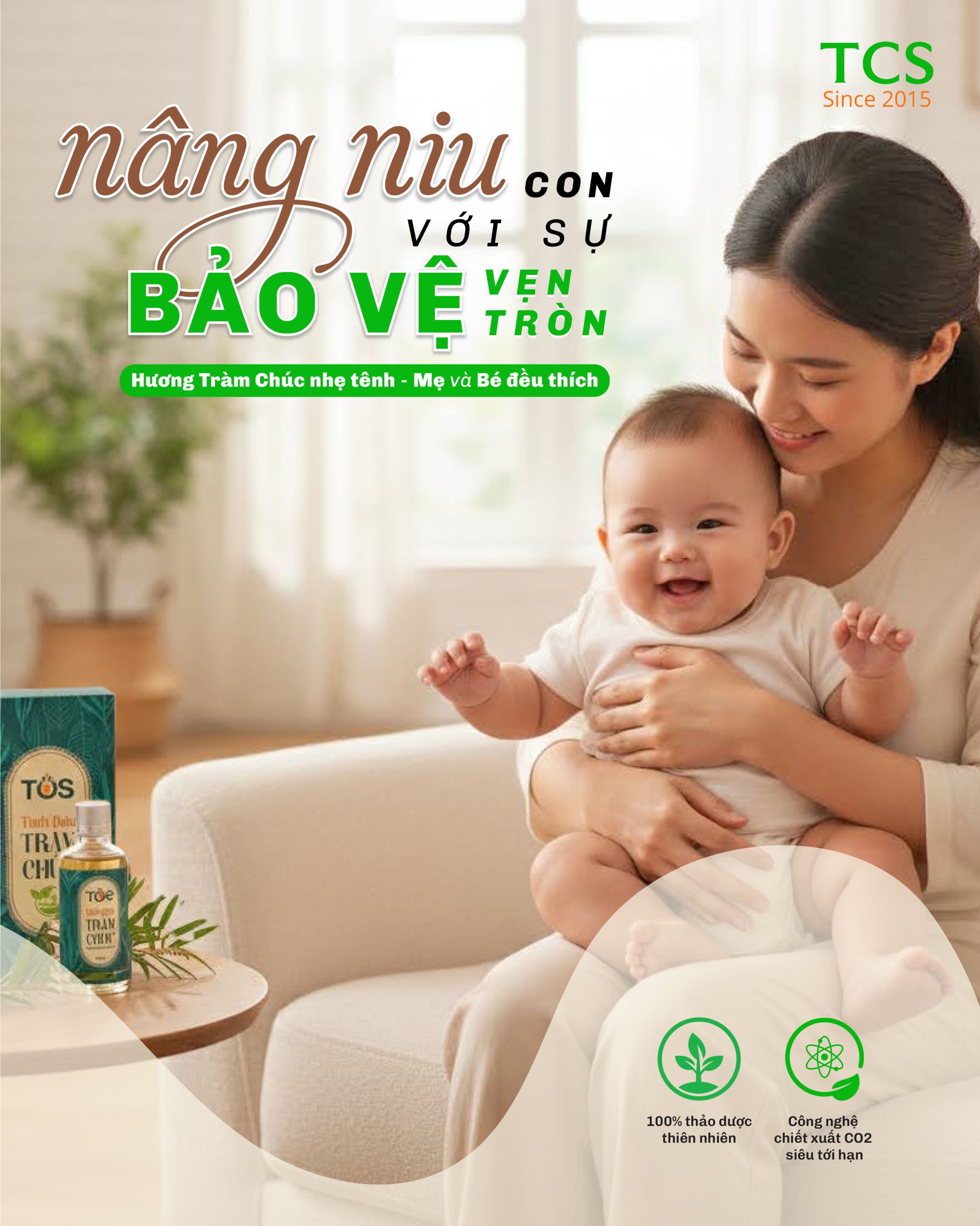 Hình ảnh mẹ ôm bé hạnh phúc quảng bá tinh dầu Tràm Chúc của TCS, chiết xuất CO2 siêu tới hạn an toàn cho trẻ nhỏ.